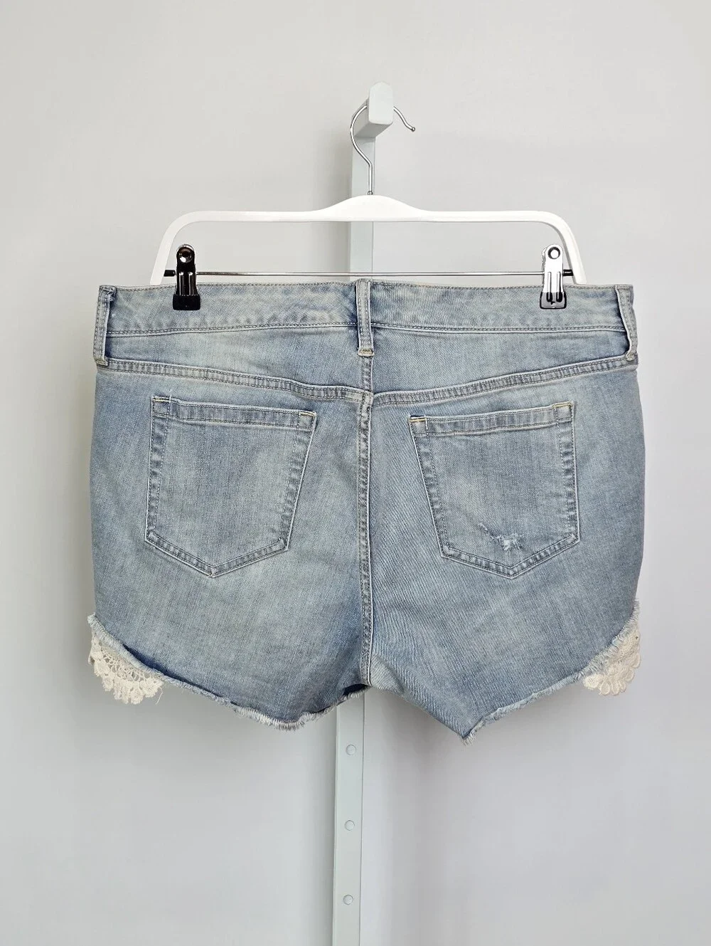 Torrid Light Wash Distressed Denim Shorts Curved Frayed Hem Crochet Lace Trim 14